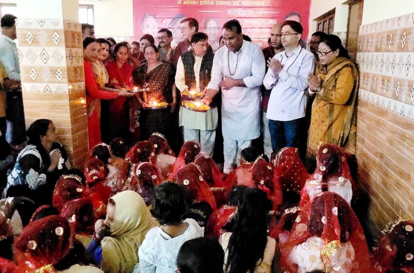  भारतीय जनता पार्टी महानगर अध्यक्ष सिद्धार्थ उमेश अग्रवाल एवं महानगर पदाधिकारी के नेतृत्व में कैंट विधानसभा में शिव शक्ति मंदिर शास्त्री नगर में कन्याओं का पूजन किया