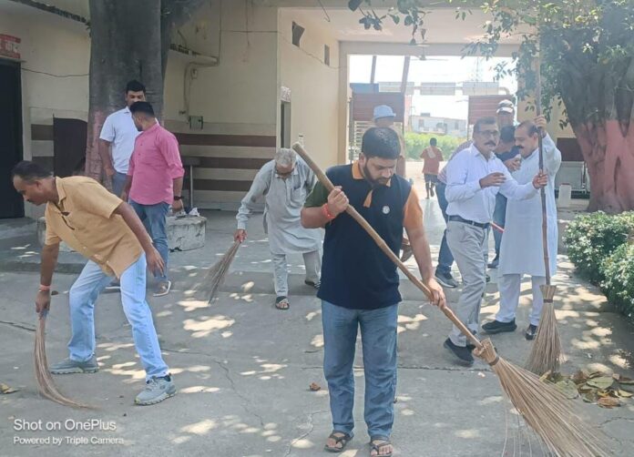 स्वच्छता पखवाड़े के तहत सिंह सहित सत्य पथ धाम कमेटी सदस्यों ने चलाया स्वच्छता अभियान
