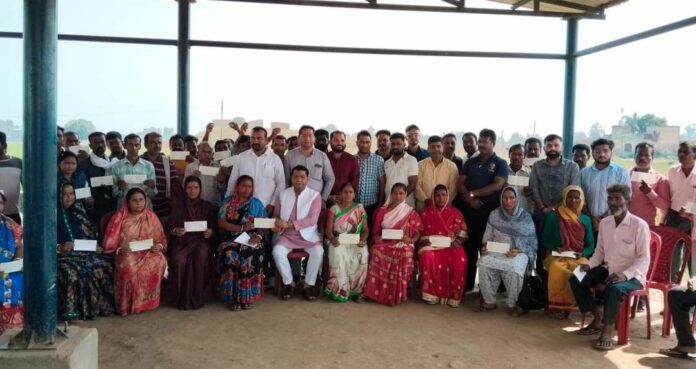  विधायक शिव अरोरा ने ग्राम संजय नगर महतोष में जरूरतमन्दों को मुख्यमंत्री राहत कोष से आर्थिक सहायता चैक बाटे