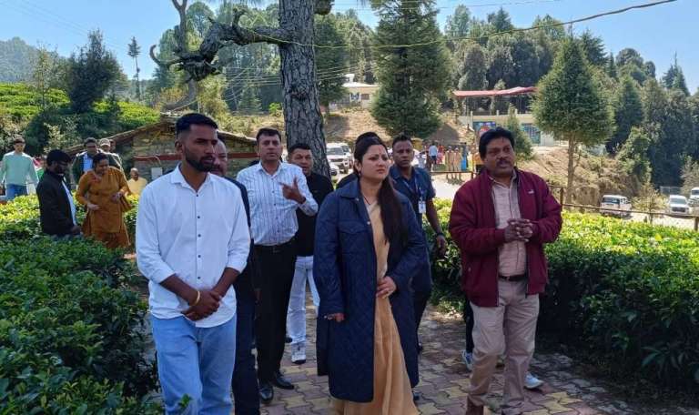  सीएम धामी की पत्नी गीता धामी ने चाय बागान व कोली ढेक झील का भ्रमण किया