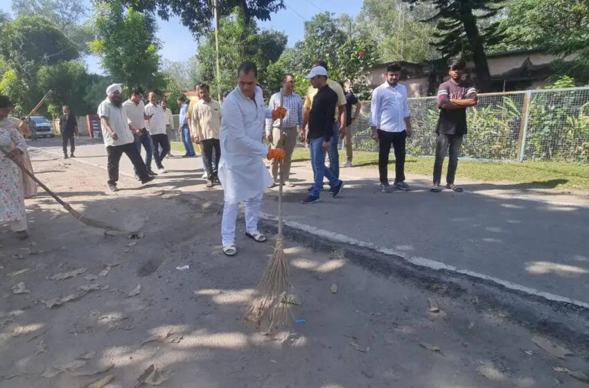  केंद्रीय गृहमंत्री अमित शाह के जन्मदिन पर मंत्री डा. प्रेमचंद ने कार्यकर्ताओं के साथ चलाया स्वच्छता अभियान