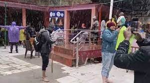  केदारनाथ और यमुनोत्री धाम में बर्फबारी, बर्फबारी देख श्रद्धालु उत्साहित