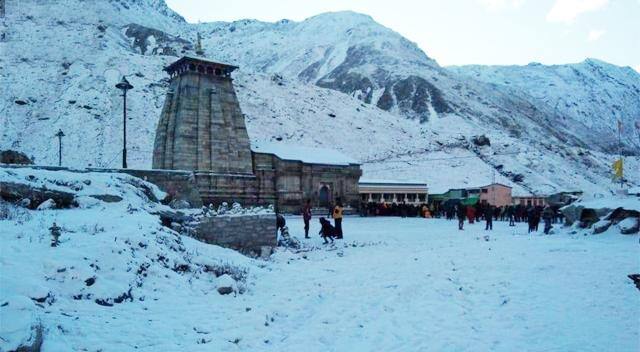  बर्फबारी से खूबसूरत हुआ केदारनाथ धाम का नजारा, धाम में बढ़ी ठंड, श्रद्धालुओं का उत्साह पर चरम