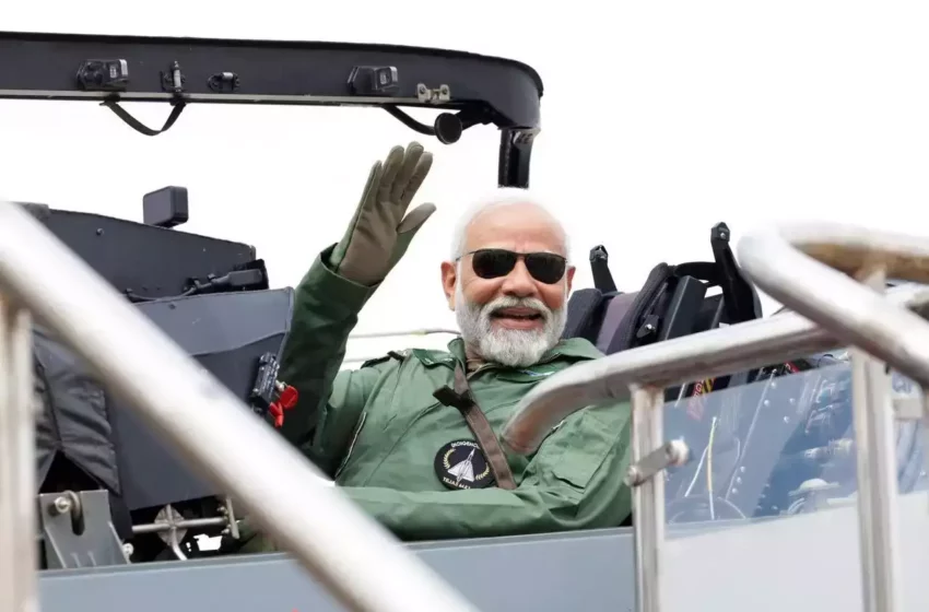  प्रधानमंत्री मोदी ने स्वदेशी तेजस लड़ाकू विमान में भरी उड़ान