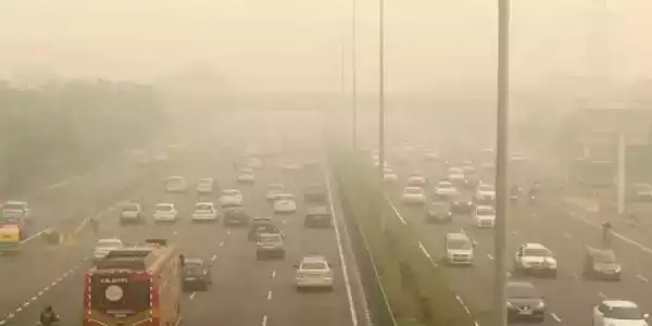  दिल्ली-एनसीआर की हवा में पटाखों ने घोला जहर, एक्यूआई में इजाफा