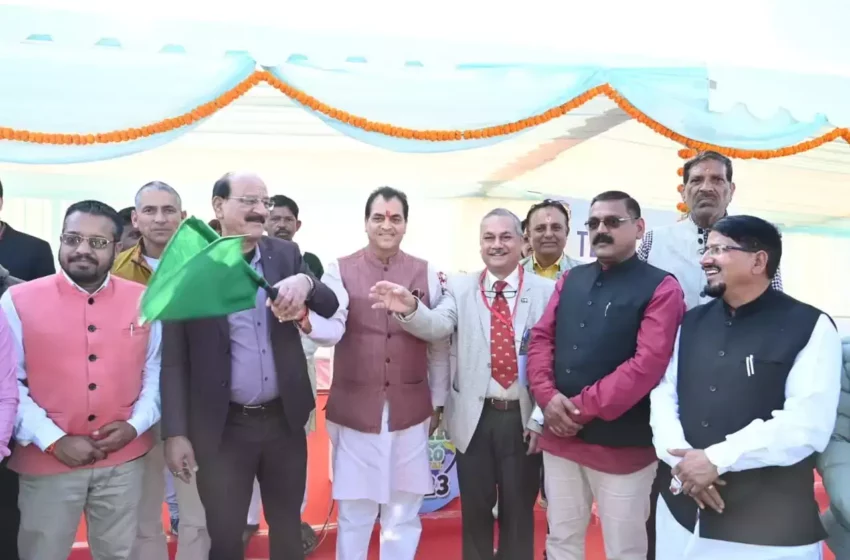  टिहरी में पैराग्लाइडरों के उड़ान भरने के साथ एक्रो फेस्टिवल शुरू