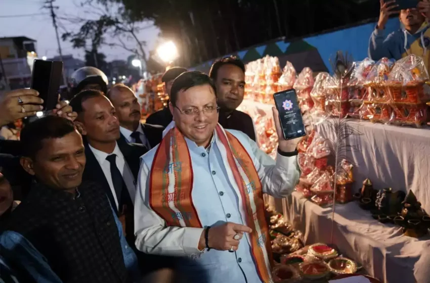  मुख्यमंत्री पहुंचे कुम्हार मंडी, मिट्टी के दीये क्रय कर किया डिजिटल भुगतान