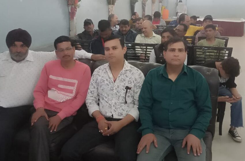  दून न्यूज पेपर ऐजेंट एसोसिएशन ने समाचार पत्र विक्रेताओ को दीपावली का उपहार वितरित किया।