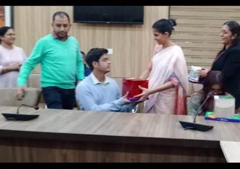  जिलाधिकारी श्रीमती सोनिका ने दीपावली के अवसर पर जनपद में कोविड महामारी में अपने माता पिता, पिता या माता को खो चुके बच्चों से मुलाकात की।