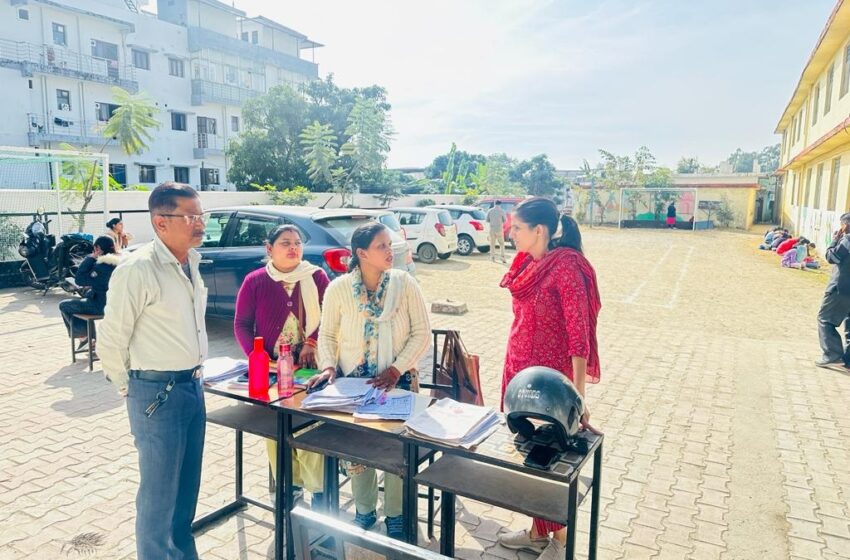  जिलाधिकारी/जिला निर्वाचन अधिकारी श्रीमती सोनिका ने शहर में बूथों का औचक निरीक्षण कर बीएलओ द्वारा सम्पादित कार्यों का अवलोकन किया