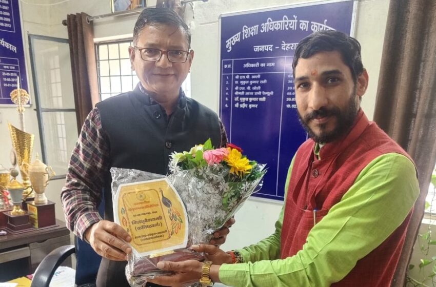  मुख्य शिक्षा अधिकारी को वैजयंती पुरस्कार प्रदान करते हुए सहसंयोजक मनोज शर्मा