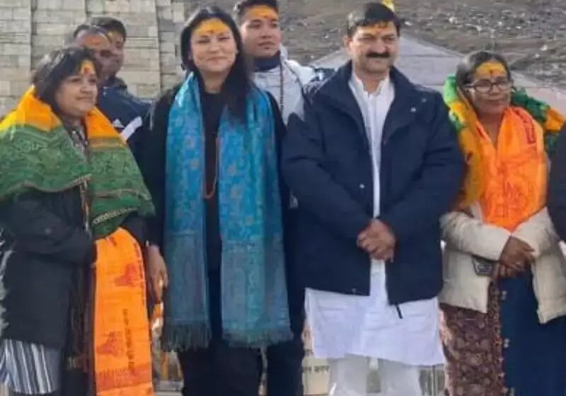  असम के मुख्यमंत्री की पत्नी रिनिकी भुयान शर्मा ने परिजनों के साथ किए भगवान बद्रीविशाल के दर्शन