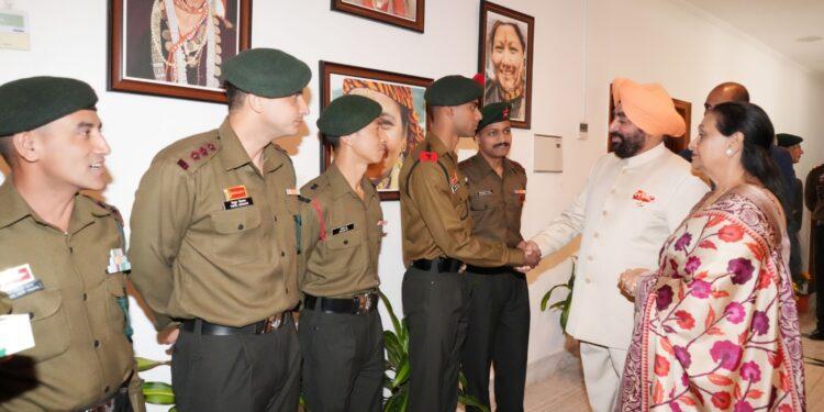  राज्यपाल ने दी सेना के जवानों को दीपावली की शुभकामनाएँ