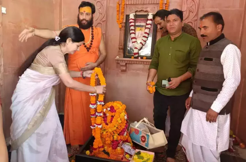  गोवर्धन पर महापौर ने संतों से लिया आशीर्वाद