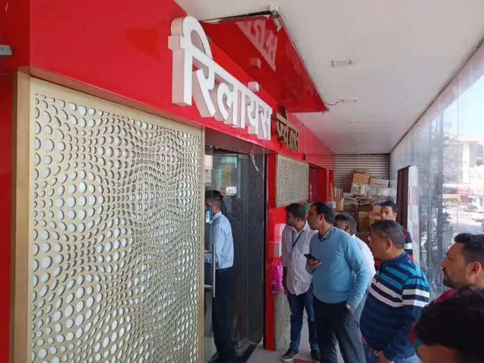  पुलिस राष्ट्रपति की व्यवस्था में लगी रही लुटेरों ने शोरूम पर किया हाथ साफ