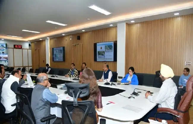  दूरस्थ क्षेत्रों को जोड़ने वाली सड़कों का कार्य निर्धारित समय-सीमा में पूरा कि जाए: मुख्य सचिव