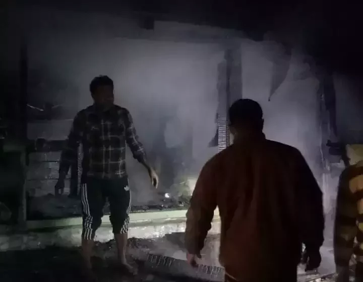  लकड़ी के ढाबे में लगी आग फायर कर्मियों ने बचाया