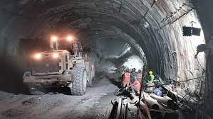  घटना स्थल पर पहुंचे सीएम धामी, वॉकी टॉकी से किया जा रहा मजदूरों से संपर्क