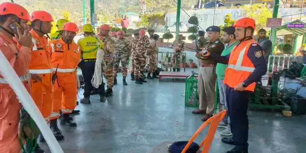  रोपवे में फंसे लोगों को मॉक ड्रिल के माध्यम से सुरक्षित बाहर निकाला