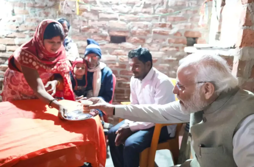  अयोध्या में उज्ज्वला योजना की लाभार्थी के घर अचानक चाय पीने पहुंचे प्रधानमंत्री