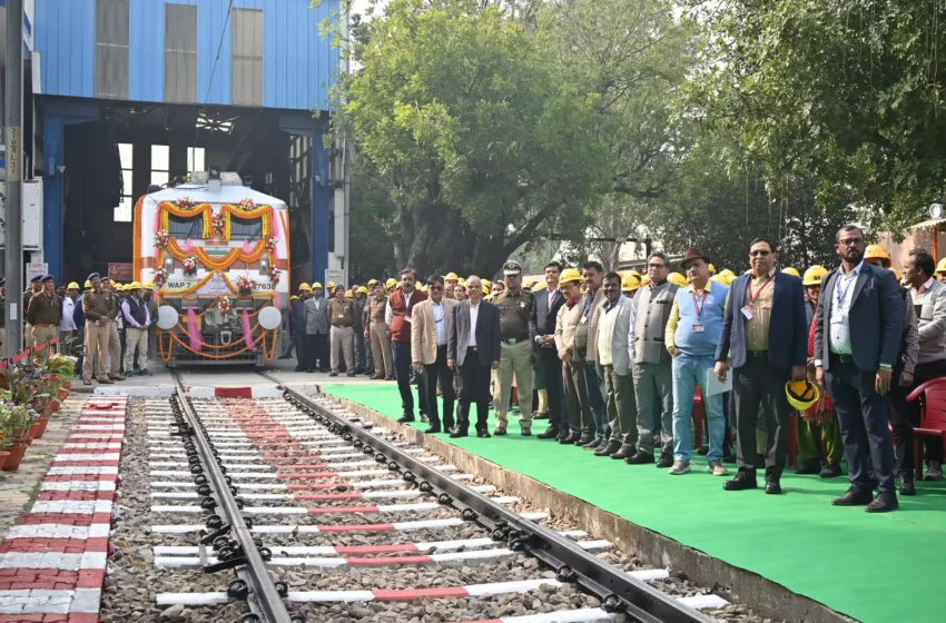  प्रधानमंत्री मोदी ने बरेका निर्मित 10,000वां लोकोमोटिव राष्ट्र को किया समर्पित