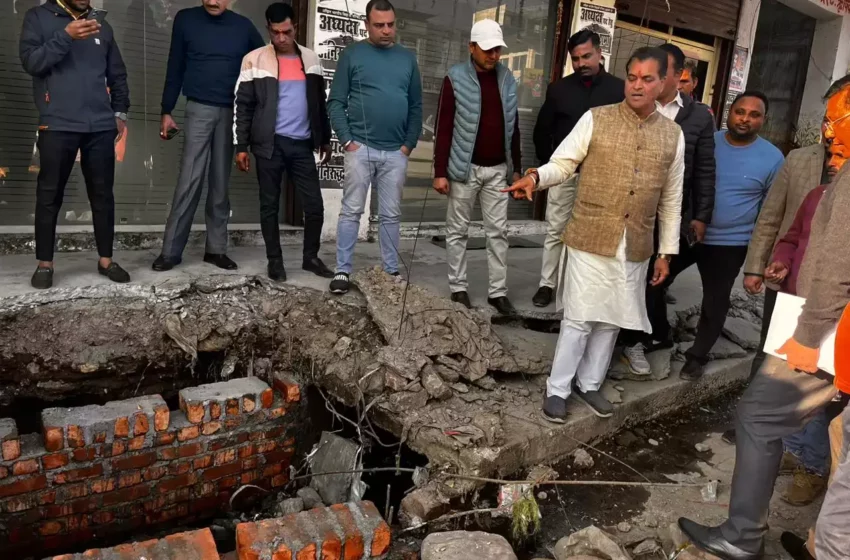  क्षेत्रीय विधायक डा. प्रेमचंद ने नेशनल हाईवे के अधिकारियों के साथ कोयल घाटी से पुरानी चुंगी मार्ग तक सड़क पर हुए गड्ढे, गंदे नाले और रैम्प का किया निरीक्षण