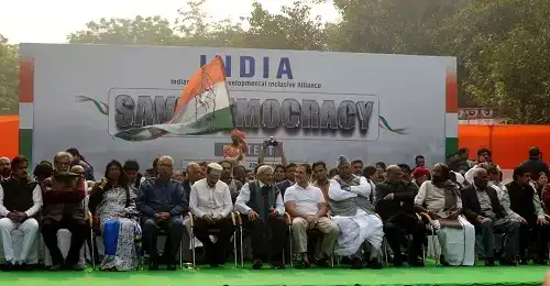  सांसदों के निलंबन के विरोध में विपक्ष ने किया प्रदर्शन