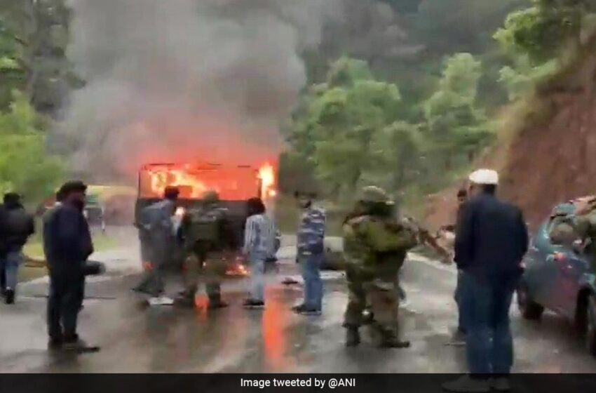  पुंछ में भारतीय सेना की दो गाड़ियों पर आतंकी हमला, तीन जवान घायल