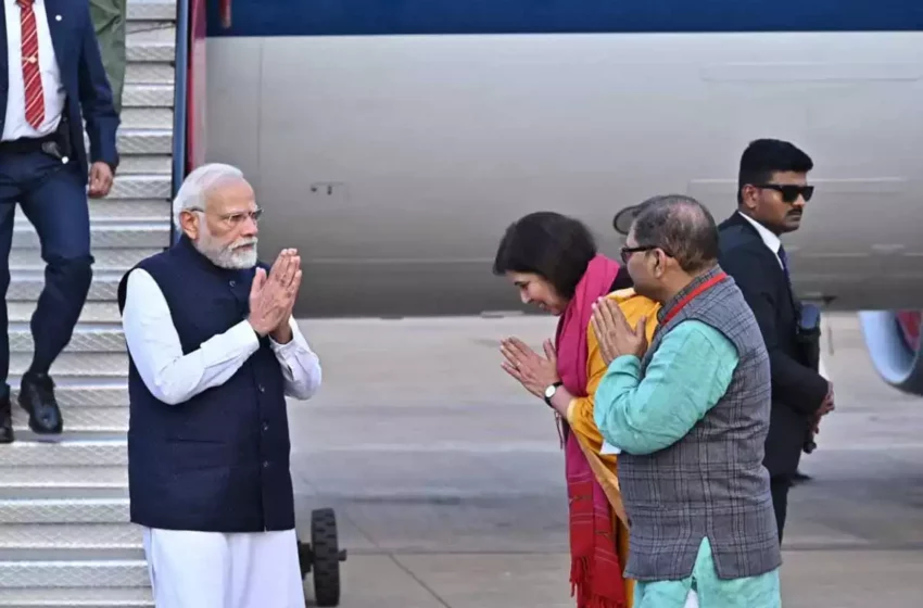  छत्तीसगढ़ पहुंचे प्रधानमंत्री मोदी, जनप्रतिनिधियों ने किया स्वागत