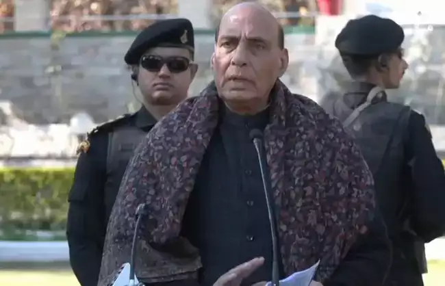  सीमावर्ती पुंछ सेक्टर पहुंचे रक्षा मंत्री, सरहद पर जवानों का हौसला बढ़ाया