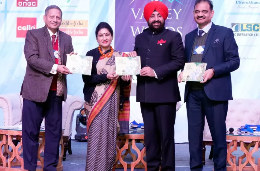  राज्यपाल ने किया आर्ट फेस्टिवल में पुस्तक का लोकार्पण