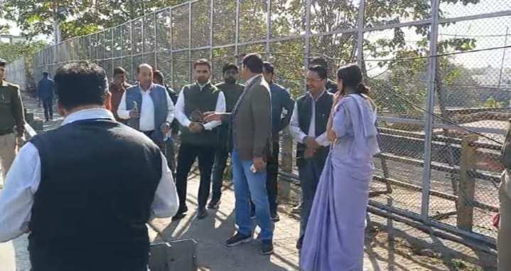  जिलाधिकारी श्रीमती सोनिका ने इन्वेस्टर समिट की तैयारियों के दृष्टिगत एयरपोर्ट जोलीग्रान्ट से दिलाराम चौक तक निरीक्षण करते हुए