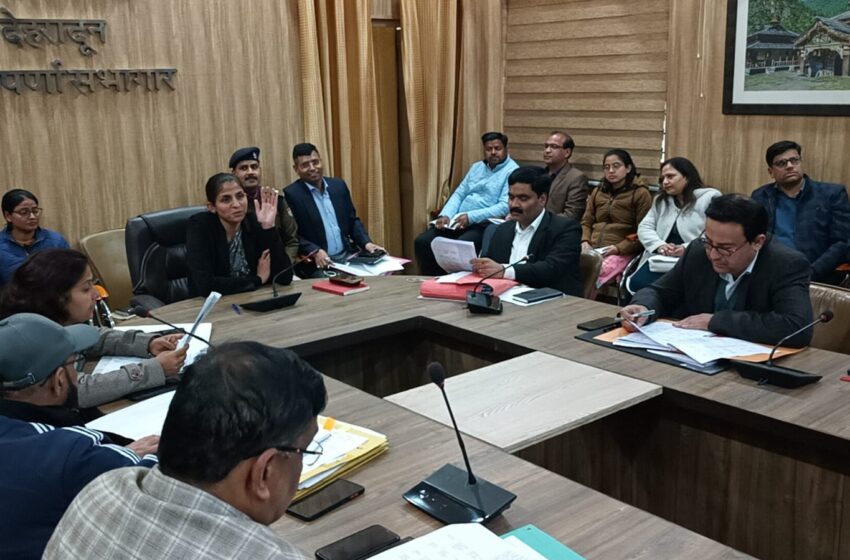  जिलाधिकारी/जिला निर्वाचन अधिकारी श्रीमती सोनिका आगामी लोकसभा सामान्य निर्वाचन-2024 हेतु नामित नोडल/सहनोडल अधिकारियों के साथ बैठक कर  अधिकारियों को उनकी जिम्मेदारी समझाते हुए आवश्यक दिशा-निर्देश