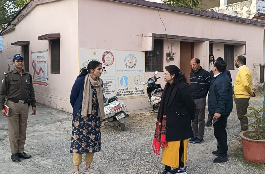  जिलाधिकारी श्रीमती सोनिका ने कल विकासखण्ड रायपुर कार्यालय का औचक निरीक्षण किया।