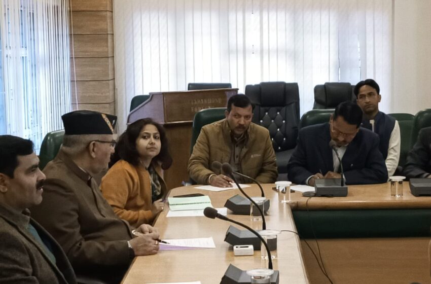  श्री गणेश जोशी की अध्यक्षता में मंथनसभागार राजपुर रोड में मसूरी विन्टरलाईन कार्निवाल की रूपरेखा के सम्बन्ध में अधिकारियों के साथ बैठक करते हुए आवश्यक दिशा निर्देश दिए