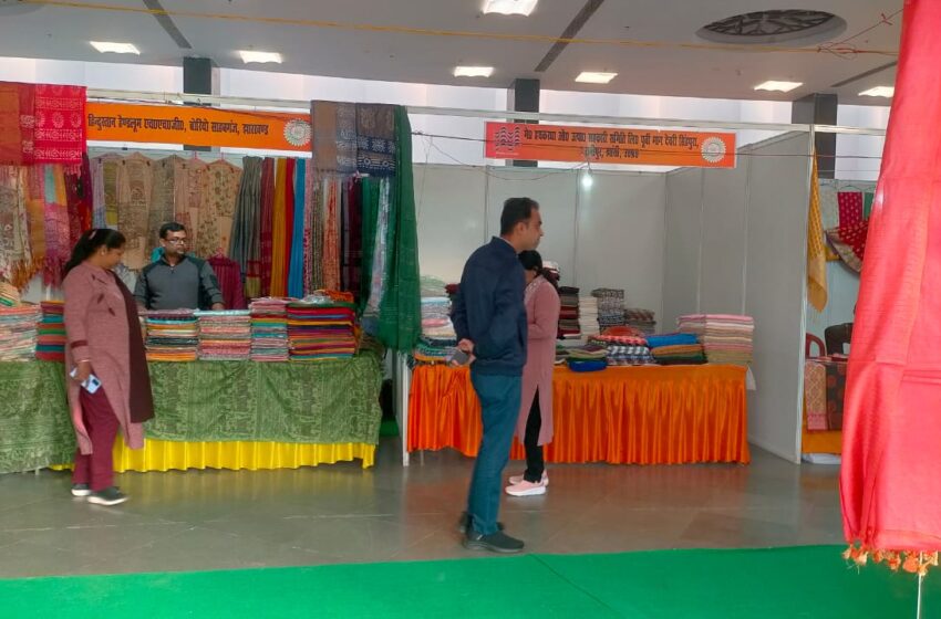  हिमांचल प्रदेश की कुल्लू टोपियाँ एवं मफलर तथा हरियाणा और पं0 बंगाल के आकर्षक स्टाल बने ग्राहकों के आकर्षण का केंद्र