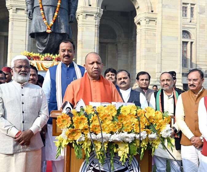  मुख्यमंत्री ने लोक भवन स्थित अटल जी की प्रतिमा पर पुष्प अर्पित कर श्रद्धांजलि दी