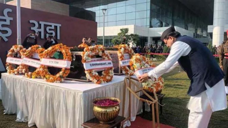  मुख्यमंत्री ने बलिदानी जवानों के पार्थिव शरीर पर पुष्प अर्पित कर दी श्रद्धांजलि