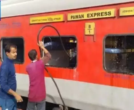  बिहार से मुंबई जाने वाली पवन एक्सप्रेस के एसी टू टायर कोच में लगी आग