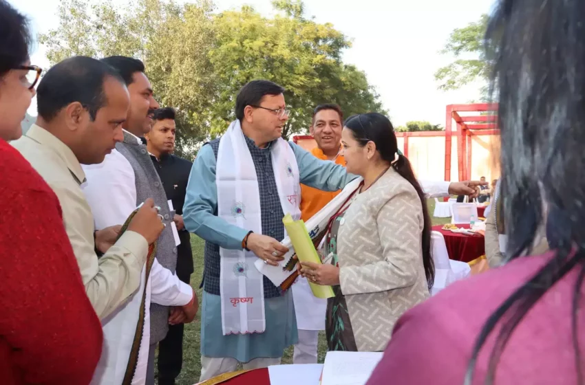  मुख्यमंत्री ने हरिद्वार में प्रमुख लोगों से किया संवाद, हर की पैड़ी पर की गंगा पूजा