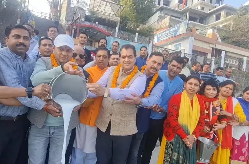  भाजपा कार्यकर्ताओं ने जेपी नड्डा और अनिल बलूनी के जन्मदिन पर गंगाजी में किया दुग्धाभिषेक