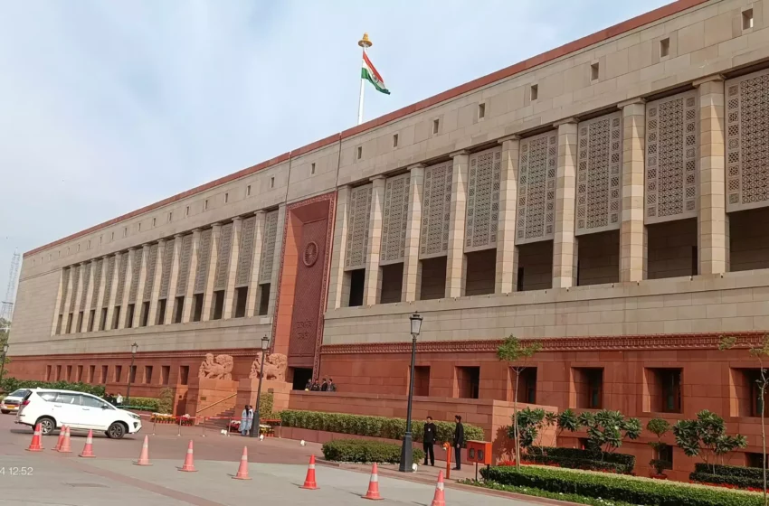  संसद की सुरक्षा में चूक मामले में आठ सुरक्षाकर्मी निलंबित