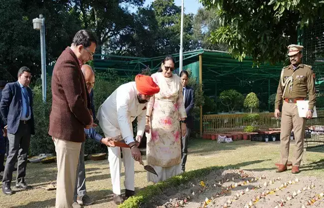  राज्यपाल ने राजभवन में कोमल पुष्प ट्यूलिप बल्ब का रोपण किया