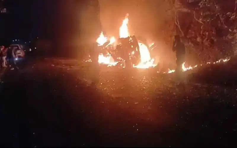  डंपर की टक्कर से बस में लगी आग, 12 लोग जिंदा जले, 15 झुलसे