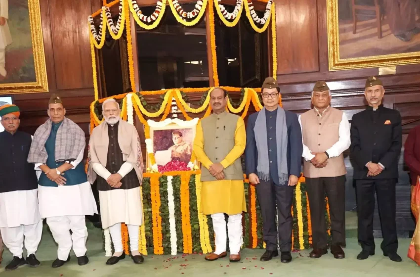  प्रधानमंत्री नरेन्द्र मोदी ने नेताजी को पुष्पांजलि अर्पित की