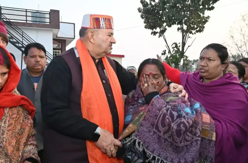  कैबिनेट मंत्री ने पीड़ित परिजनों को वितरित किया चेक