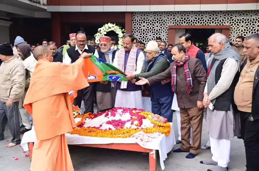  मुख्यमंत्री योगी और भूपेंद्र चौधरी समेत कई भाजपा नेताओं ने हृदयनाथ सिंह को श्रद्धांजलि अर्पित की