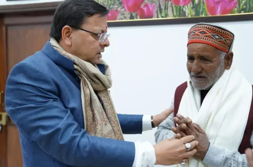  मुख्यमंत्री से पर्वतारोही के पिता राधेश्याम कंसवाल ने की भेंट