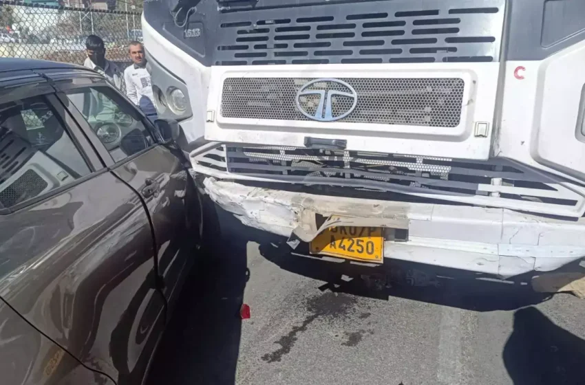  मसूरी उत्तराखंड रोडवेज बस के ब्रेक हुए फेल, तीन कारें हुईं क्षतिग्रस्त