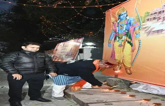  मंत्री गणेश जोशी ने दीप जलाकर और पटाके फोड़कर मनाया दीपोत्सव